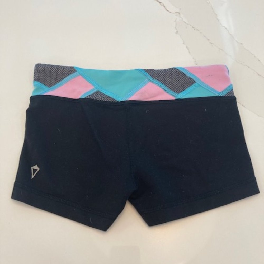 Ivivva (Lululemon) black patterned waistband shorts